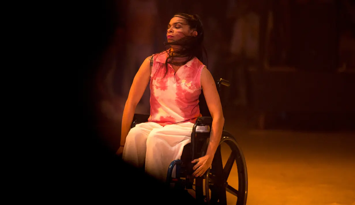 Penari Iraly Yanez tampil dalam produksi tari kontemporer Ubuntu di Teresa Carreno Theater, Venezuela,  4 Desember 2018. Balerina itu terkena peluru nyasar pada malam Tahun Baru 2010 dekat rumahnya di daerah kumuh yang penuh kejahatan. (AP/Fernando Llano)