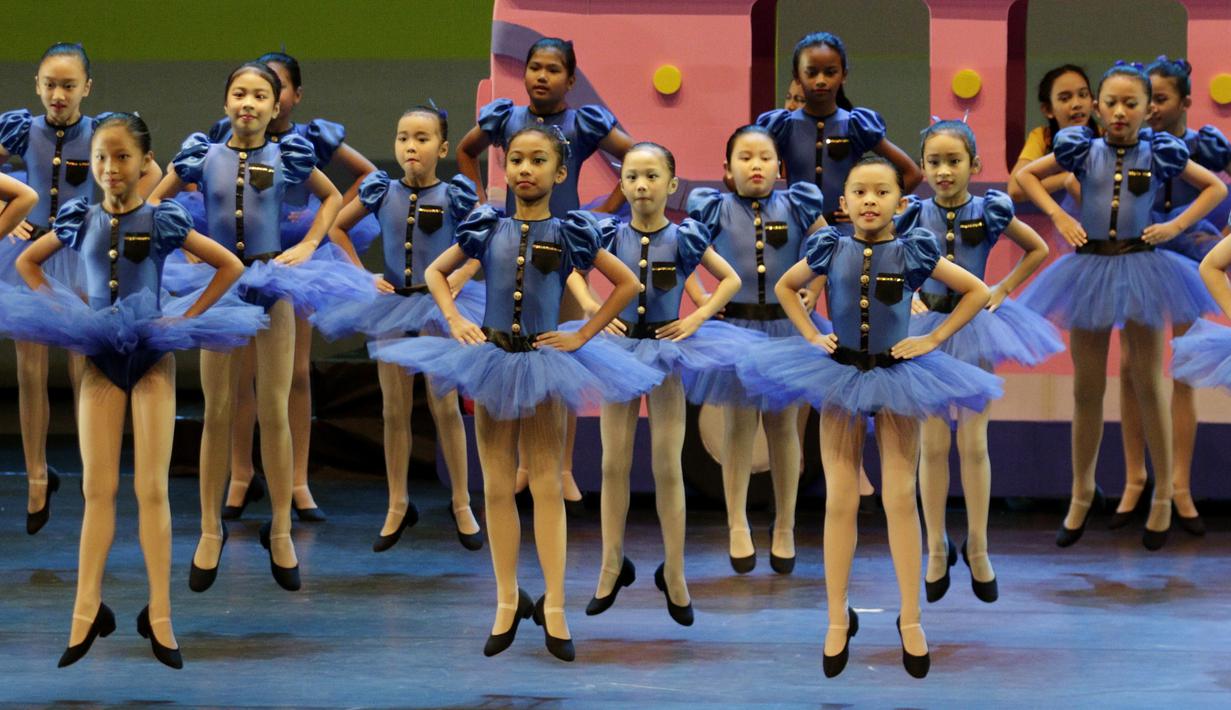 Penari ballet cilik saat pementasan di Teater Jakarta TIM, Sabtu, (12/9). Pertunjukan tari ballet oleh Namarina ini mengangkat tema "Di Bawah Langit Biru". (Bola.com/M Iqbal Ichsan)