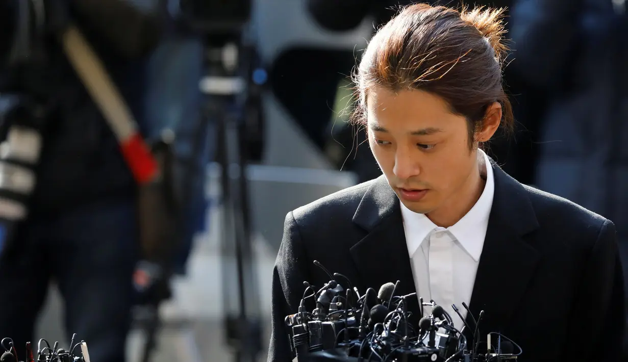 Jung Joon Young yang dituduh melakukan perekaman video seks tiba di Kantor Polisi Metro Seoul, Kamis (14/3). Sebelum masuk, Jung Joon Young sempat melayani pertanyaan puluhan wartawan yang telah menanti kedatangannya. (REUTERS/Kim Hong-Ji)