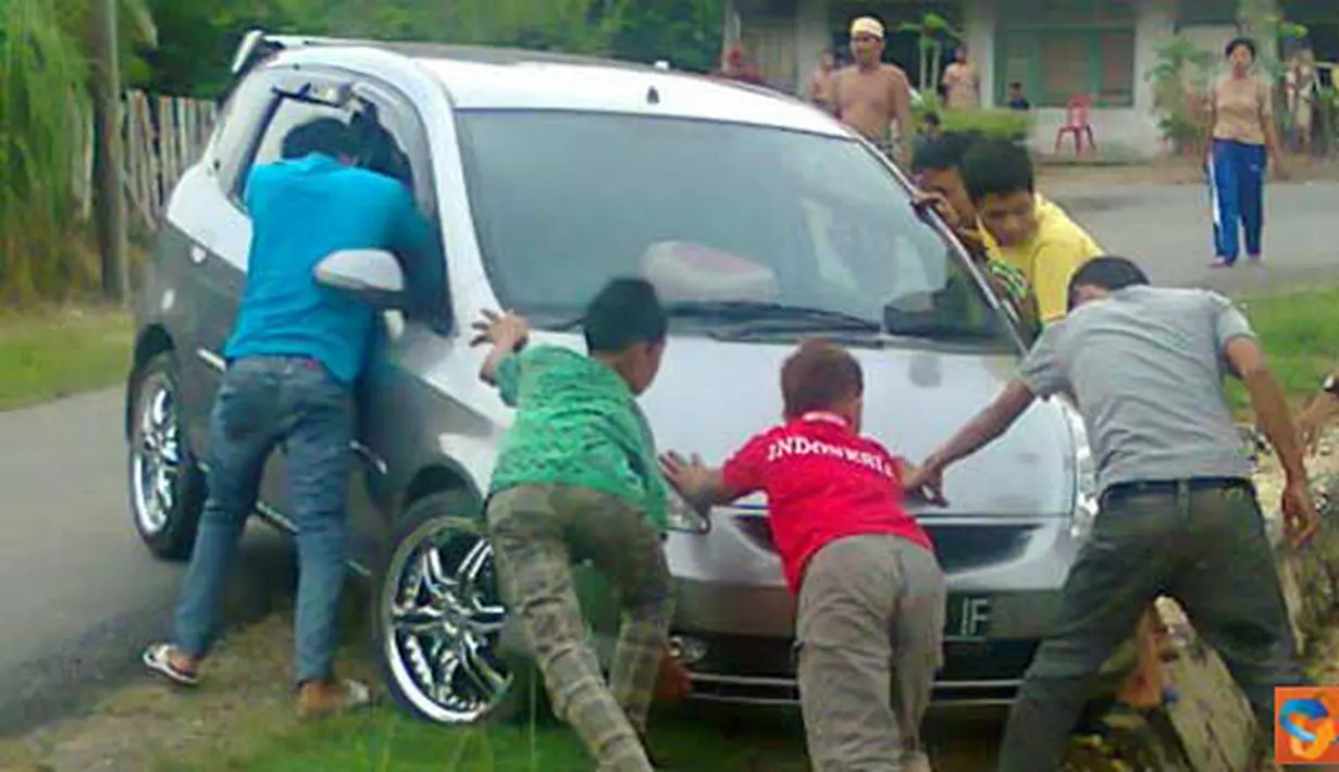 Citizen6, Jambi: Sebuah mobil jenis sedan honda, terperosok ke parit sekitar komplek Dinas Pekerjaan Umum Sarolangun.