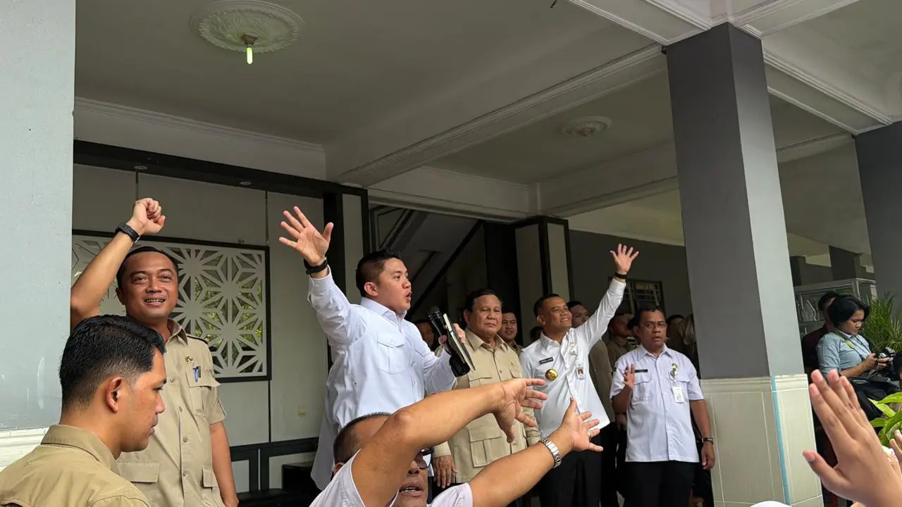 Seskab Teddy pimpin pelajar SMA N 1 Cilacap nyanyi lagu nasional di depan Presiden Prabowo