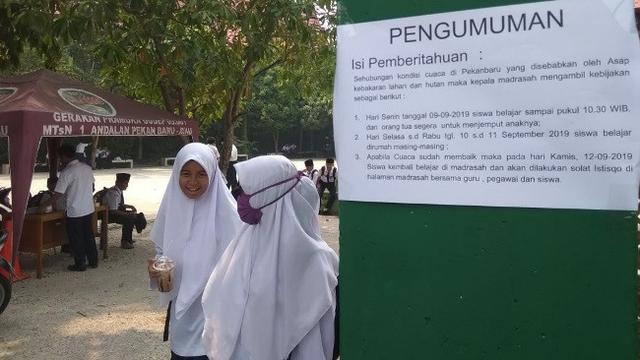 Siswa MTSN 1 Pekanbaru meliburkan pelajarnya karena kabut asap makin parah.