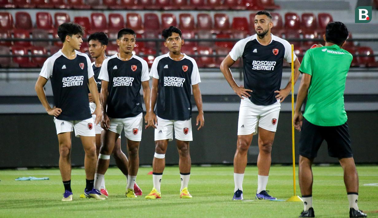 Sejumlah pemain PSM Makassar saat menjalani sesi latihan di Stadion Kapten I Wayan Dipta, Senin (5/6/2023). (Bola.com/Alit Binawan)