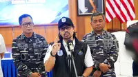Asisten Khusus Menteri Kelautan dan Perikanan Bidang Media dan Komunikasi Publik Doni Ismanto menerangkan mengenai transformasi tata kelola lobster yang diusung Kementerian Kelautan dan Perikanan, dalam konferensi pers Penggagalan Penyelundupan BBL di Pangkalan Utama TNI AL (Lanal) III Jakarta di Jakarta, Kamis (16/5/2024). KKP tengah mengkaji untuk mendistribusikan BBL hasil tangkapan penyelundupan kepada pembudidaya lokal, bukan lagi sebatas dilepasliarkan, karena tingkat ketahanan hidup biota tersebut di alam sangat kecil hanya 0,01 persen. (Dok. KKP)