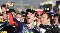 Jorge Lorenzo berselfie ria bersama Johann Zarco (kanan) dan Danny Kent setelah finis di MotoGP Valencia di Sirkuit Ricardo Tormo, Valencia, (8/11/2015). (AFP Photo/Javier Soriano)