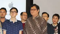 Menperin Airlangga Hartarto bersama mahasiswa Andika Leonardo yang mewakili Indonesia untuk berguru ke markas Apple. Dok: Merdeka.com
