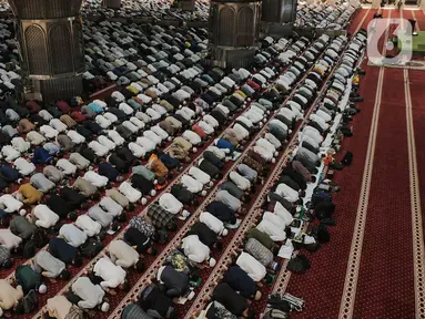 Ribuan jemaah melaksanakan sholat tasbih selama ibadah malam atau qiyamul lail di Masjid Istiqlal, Jakarta, Minggu (16/4/2023) dini hari WIB. (merdeka.com/Nanda F. Ibrahim)