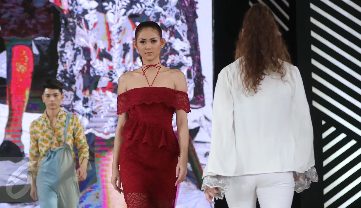 Sejumlah model berjalan dipanggung mengenakan busana rancangan LasSalle College dalam pagelaran Senayan City Fashion Nation ke-11, Jakarta, Selasa (11/4). (Liputan6.com/Gempur M. Surya)