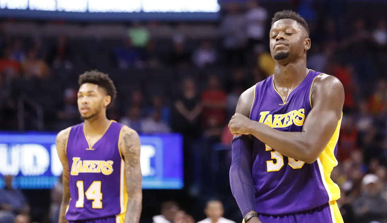 Ekspresi pemain Los Angeles Lakers, Julius Randle #30 dan Brandon Ingram #14 usai kalah 113-96 dari Oklahoma City Thunder pada lanjutan NBA basketball game di Oklahoma City, (30/10/2016). (AP/Alonzo Adams)