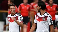 Mesut Ozil dan Sami Khedira ketika masih membela timnas Jerman. (AFP/Patrik Stollarz)
