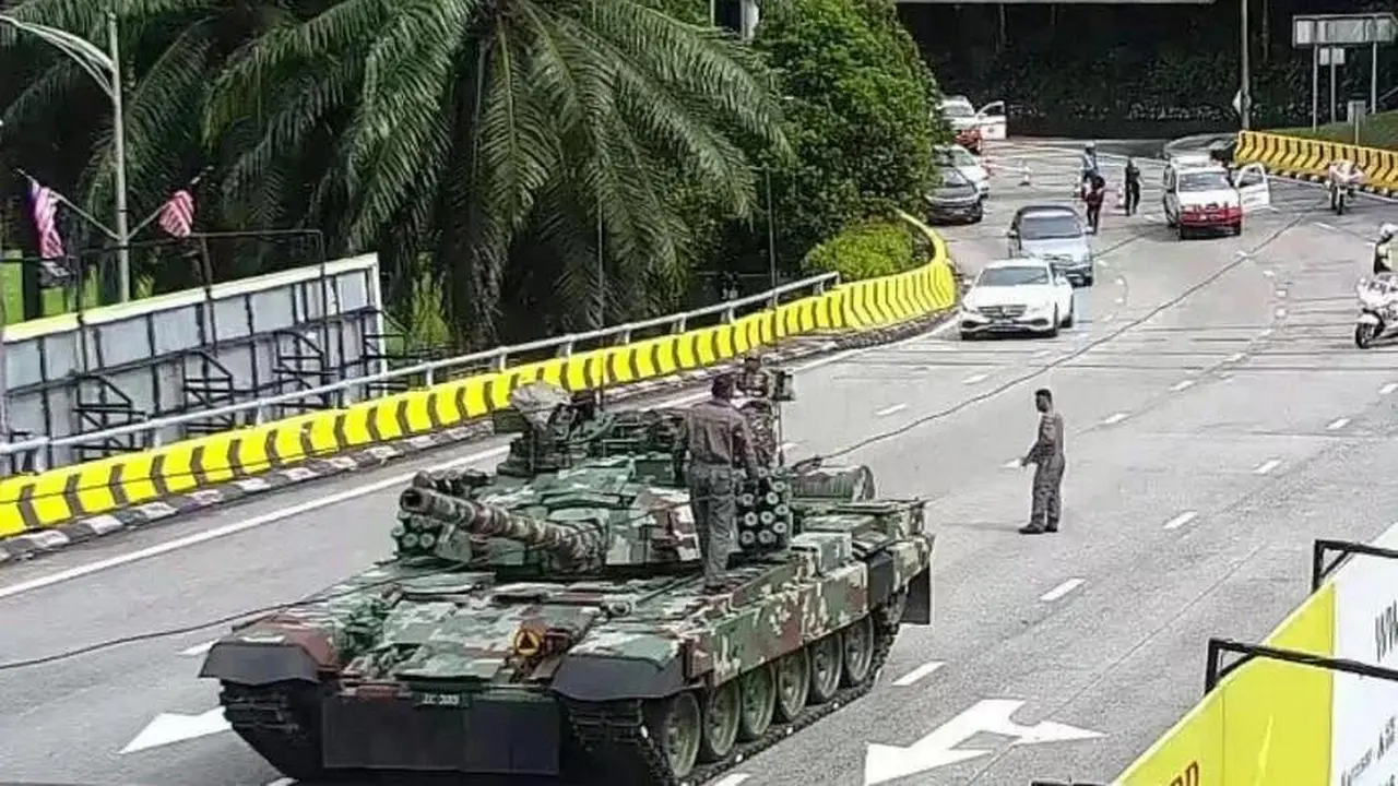 Tank yang mogok di jalanan Malaysia.