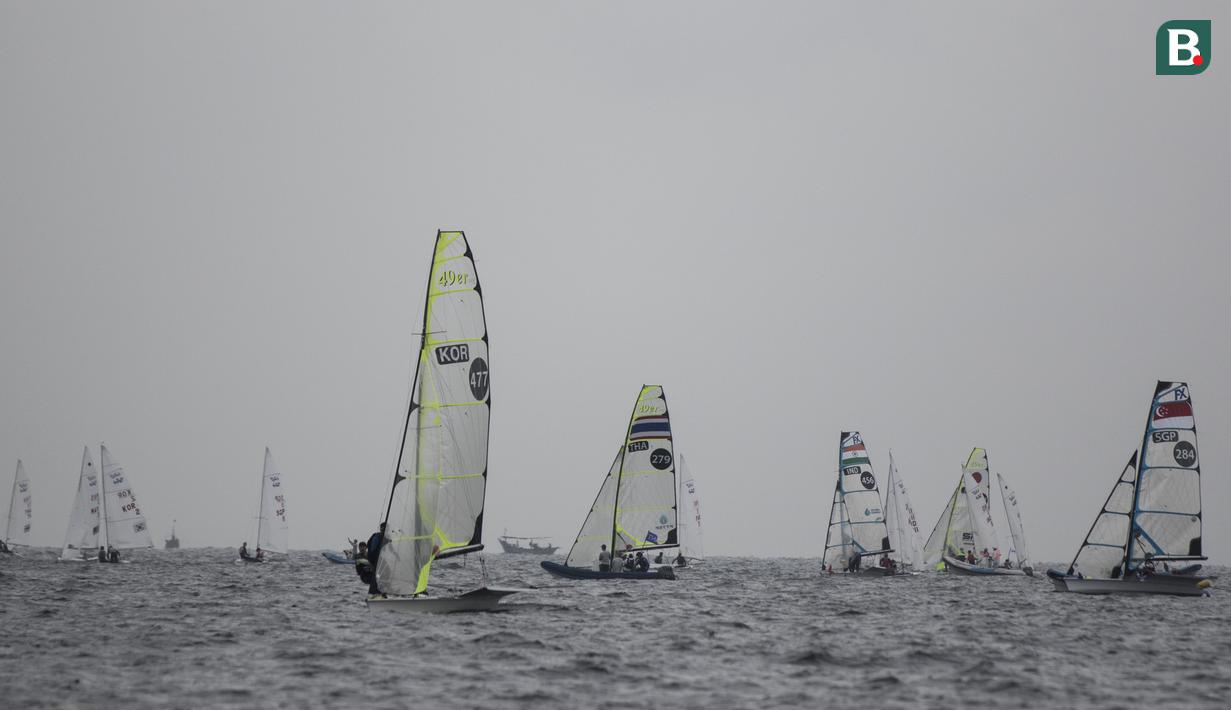 Para pelayar Asia menunggu start saat mengikuti Asian Sailing Championship di Laut Jakarta, Senin (25/6/2018). Turnamen ini merupakan uji kesiapan jelang Asian Games XVIII. (Bola.com/Vitalis Yogi Trisna)
