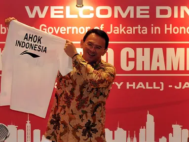 Gubernur DKI Jakarta, Basuki Tjahaja Purnama menunjukan Kaos bertuliskan "Ahok Indonesia"  saat acara Welcome Dinner penyambutan Kejuaraan Dunia Bulutangkis 2015 di Gedung Balai Kota, Jakarta, Sabtu (8/8/2015).(Liputan6.com/JohanTallo)