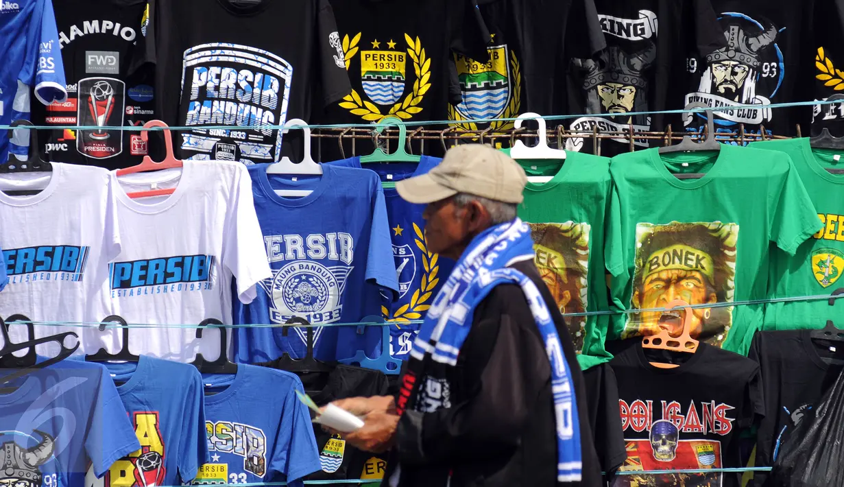 Suporter Persib melintas di depan kaos asesoris di Stadion Galuh Ciamis, Minggu (10/4/2016). Persib Bandung akan melakoni laga persahabatan segitiga melawan PSGC Ciamis di Stadion Galuh. (Liputan6.com/Helmi Fithriansyah)