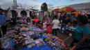 Pedagang menyiapkan barang dagangan jelang pasar malam di Petamburan, Jakarta, Selasa (10/1). Pasar malam menjadi alternatif belanja golongan menengah ke bawah. (Liputan6.com/Angga Yuniar)