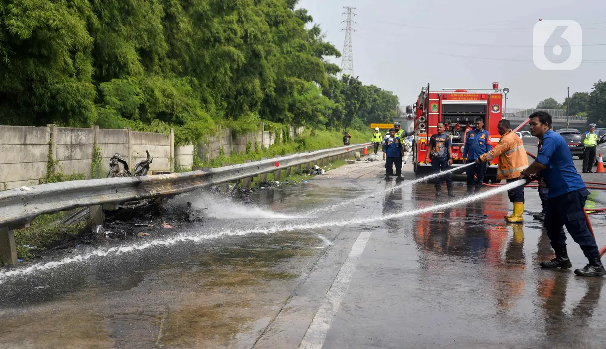 Kecelakaan tersebut melibatkan dua kendaraan pribadi dan sebuah bus. (Liputan6.com/Herman Zakharia)