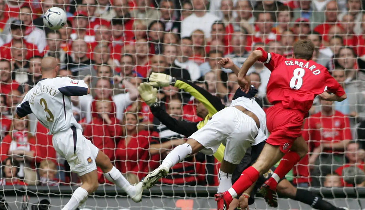 Usai memberi assist, giliran Gerrard kali ini yang berhasil mencetak gol lewat tendangan kerasnya dari dalam kotak penalti untuk menyamakan kedudukan menjadi 2-2 pada menit ke-54. (AFP/Carl De Souza)