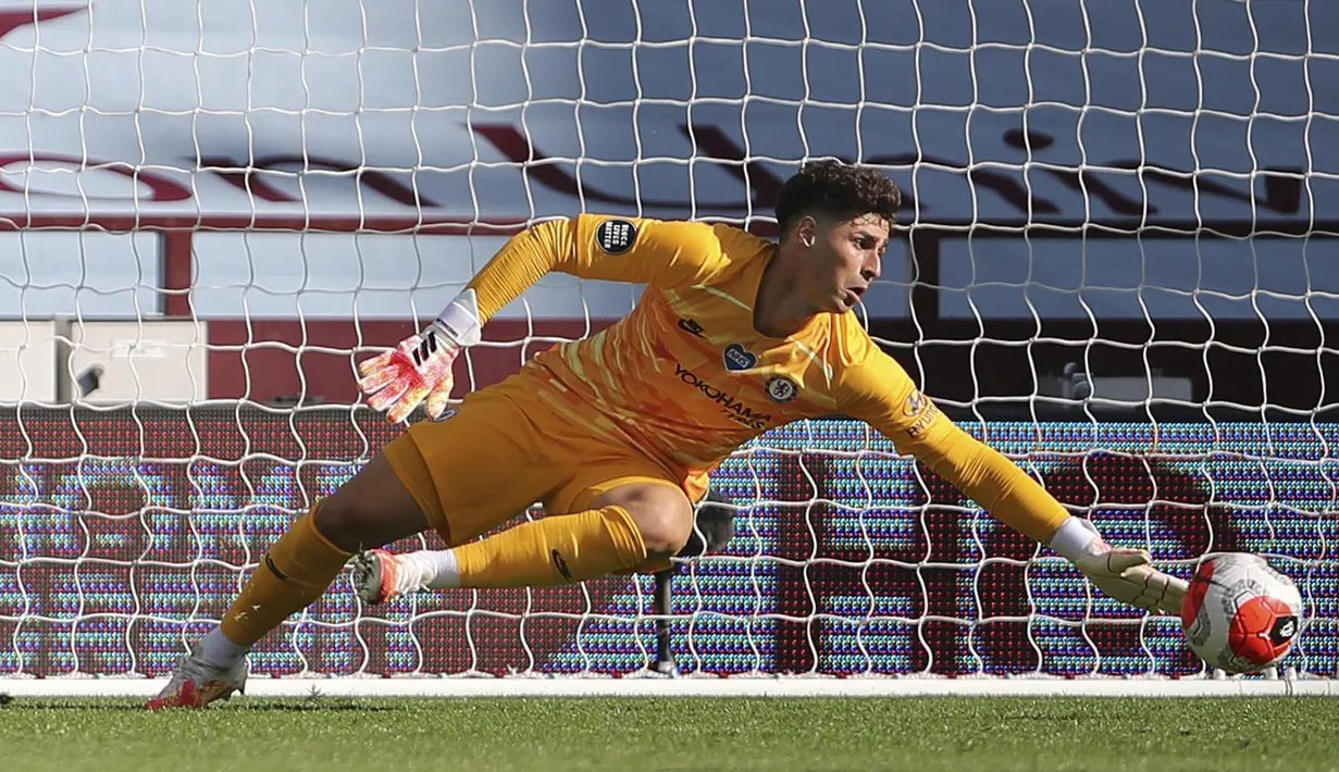 Kiper Chelsea Kepa Arrizabalaga melakukan penyelamatan saat menghadapi Aston Villa dalam lanjutan Liga Inggris di Villa Park Stadium, Birmingham, Inggris, Minggu (21/6/2020). Chelsea menaklukkan Aston Villa 2-1. (Molly Darlington/Pool via AP)