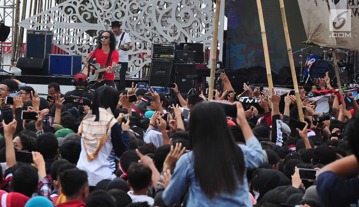 Grup band musik Slank tampil dalam Apel Kebangsaan 'Kita Merah Putih' di lapangan Pancasila Simpang Lima Semarang, Minggu (17/3). Acara yang digelar Pemprov Jateng ini mendapat kucuran dana APBD Rp18 miliar. (Liputan6.com/Gholib)