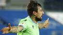 Pemain Lazio, Francesco Acerbi, melakukan selebrasi usai mencetak gol ke gawang Atalanta pada laga Coppa Italia di Stadion Gewiss, Rabu (27/1/2021). Atalanta menang dengan skor 3-2. (Stefano Nicoli/LaPresse via AP)