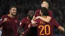 Para pemain Roma merayakan gol Federico Fazio, gol Fazio tercipta pada menit ke-58 yang membuat AS Roma unggul sementara 2-0 pada laga Serie A Italia di  Olimpico stadium, Roma, (7/2/2017). AS Roma akhirnya menang 4-0. (Maurizio Brambatti/ANSA via AP)