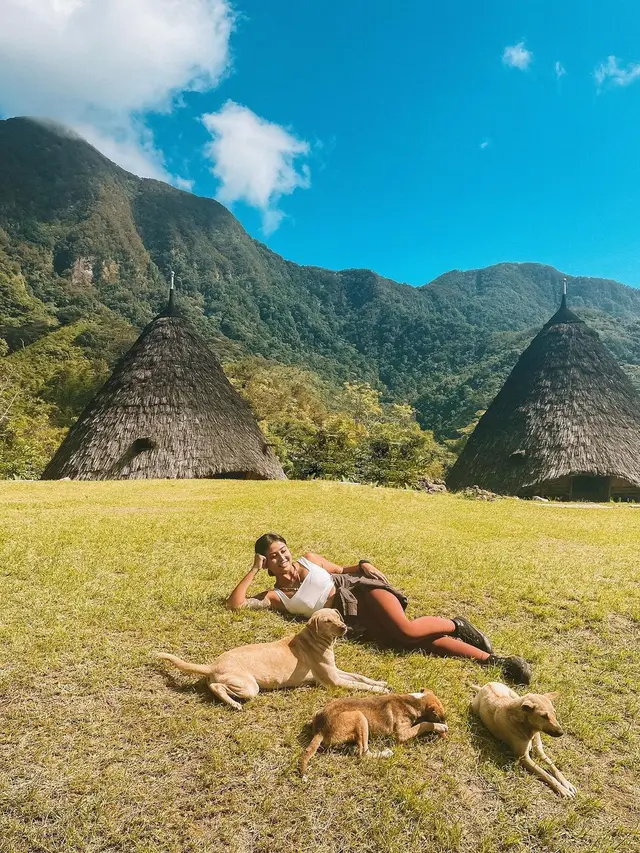 Momen Liburan Awkarin di Wae Rebo NTT, Hiking 3 Jam Demi Foto Bareng Bintang. (Sumber: Instagram/awkarin)
