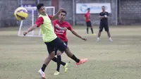 Pemain Bali United, Fadil Sausu menendang bola saat mengikuti latihan jelang laga Piala Presiden melawan Mitra Kukar di Lapangan Trisakti, Bali, Rabu (9/2/2015). (Bola.com/Vitalis Yogi Trisna)
