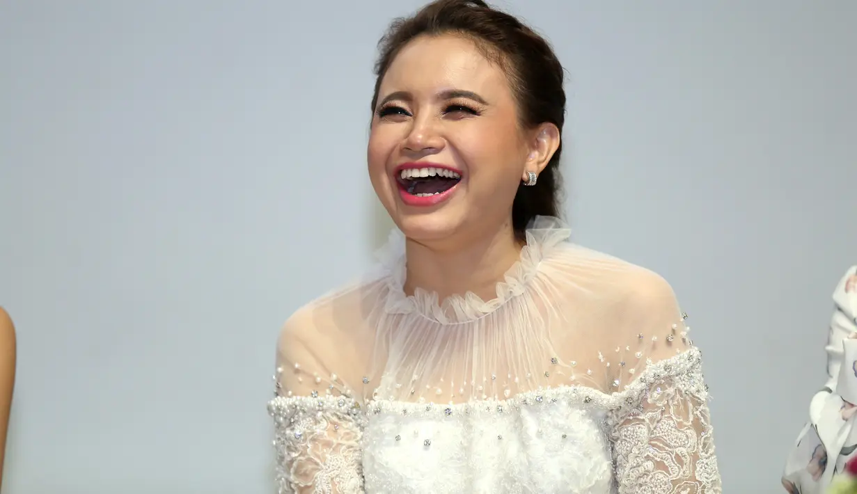 "Aku sama dia emang temenan dekat, dia tuh emang pinter terus lucu banget orangnya. Jadi kalau ada aku sama dia tuh kayak acara menjadi rusak," timpal Rossa. (Nurwahyunan/Bintang.com)