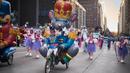 Kontes ini terkenal dengan kendaraan hias, orang yang bersuka ria berkostum, band, dan balon besar berisi kartun populer. (AP Photo/Andres Kudacki)