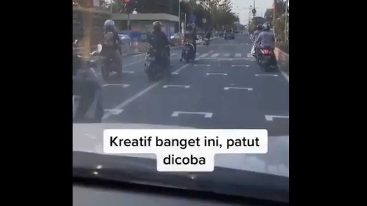 Keren, Kawasan Lampu Merah Ini Diberi Garis Putih Seperti Sirkuit Balap Agar Pengendara Menjaga Jarak