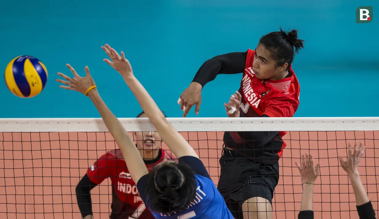 Pemain Voli Indonesia, Aprilia Santini Manganang, melepaskan smash saat melawan Thailand pada laga Asian Games 2018 di Volley Indoor, GBK, Jakarta, Senin (27/8/2018). Indonesia kalah 1-3 dari Thailand. (Bola.com/Vitalis Yogi Trisna)