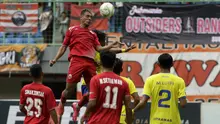 Gelandang Persija Jakarta, Bruno Matos, menyundul bola saat melawan 757 Kepri Jaya pada laga Piala Indonesia di Stadion Patriot Bekasi, Jawa Barat, Rabu (23/1). Persija menang 8-2 atas Kepri. (Bola.com/Yoppy Renato)