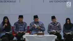 Ketua Umum Partai Demokrat Susilo Bambang Yudhoyono didampingi dua putra dan menantunya dalam acara malam kontemplasi di Pendopo Puri Cikeas, Bogor, Senin (9/9/2019). Acara untuk memperingati HUT ke-18 Partai Demokrat, hari lahir SBY dan 100 hari kepergian Ani Yudhoyono. (Liputan6.com/Faizal Fanani)