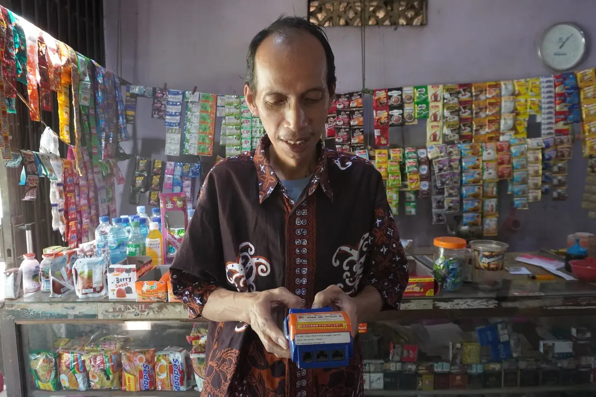 Supri punya peran seperti pegawai bank di komunitasnya.