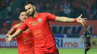 Pemain Persija Jakarta, Marko Simic melakukan selebrasi setelah mencetak gol kedua timnya ke gawang Bhayangkara Presisi pada laga pekan ketiga BRI Liga 1 2023/2024 di Stadion Patriot Candrabhaga, Bekasi, Minggu (16/7/2023). Persija menang dengan skor 4-1. (Bola.com/M Iqbal Ichsan)