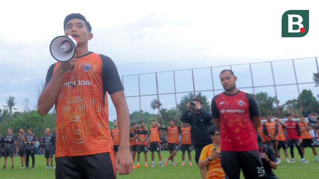 Foto: Ribuan The Jakmania Geruduk Tempat Latihan Persija, Minta Macan Kemayoran Kalahkan Persib Bandung di BRI Super League