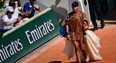 Naomi Osaka dari Jepang tiba sebelum pertandingan tunggal putri melawan Donna Vekic (Kroasia) pada hari ke-5 turnamen Prancis Terbuka 2026 di Lapangan Simonne-Mathieu, Kompleks Roland-Garros, Paris pada Kamis 28 Mei 2026. (JULIEN DE ROSA/AFP)