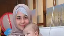 Karena masih ASI Eksklusif, jadi kemana-mana ibu dua anak itu selalu membawa buah hatinya yang paling kecil. Berbeda dengan anak pertamanya, Arsen yang tidak full ASI. (Andy Masela/Bintang.com)