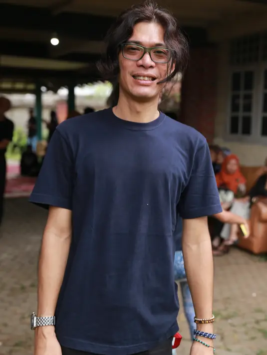Damon Koeswoyo, anak dari Almarhum Tonny Koeswoyo yang merupakan salah satu personil Junior Band ini juga turut hadir di kediaman Yon Koeswoyo. Dengan tegarnya, Damon datang memberikan penghormatan terakhir untuk pamannya. (Adrian Putra/Bintang.com)