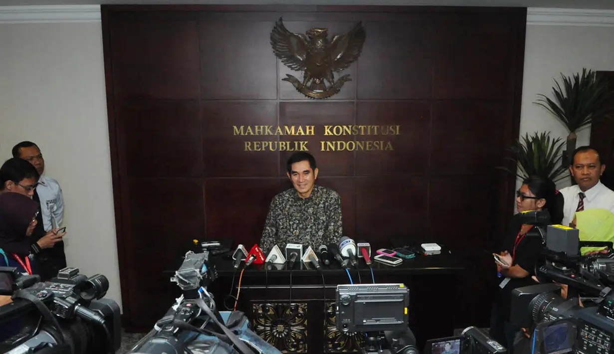 Ketua (MK) Hamdan Zoelva melakukan sidang putusan uji materi di gedung MK, Jakarta, (23/7/14) (Liputan.com/ Andrian M Tunay)