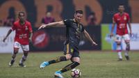 Gelandang Borneo FC, Shane Smeltz, bersiap mengumpan saat melawan Persija pada laga Liga 1 di Stadion Patriot Bekasi, Jawa Barat, Minggu (16/7/2017). Persija menang 1-0 atas Borneo FC. (Bola.com/Vitalis Yogi Trisna)