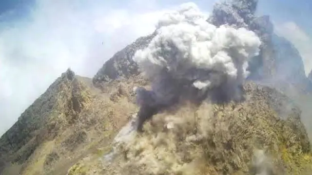 Gunung Merapi semburkan awan panas. (Liputan6.com/Wisnu A Wardhana)