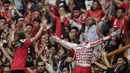 Suporter memberikan dukungan saat Indonesia melawan Yordania pada laga persahabatan di Stadion Wibawa Mukti, Jawa Barat,  Sabtu (13/10/2018). Indonesia menang 3-2 atas Yordania. (Bola.com/M Iqbal Ichsan)