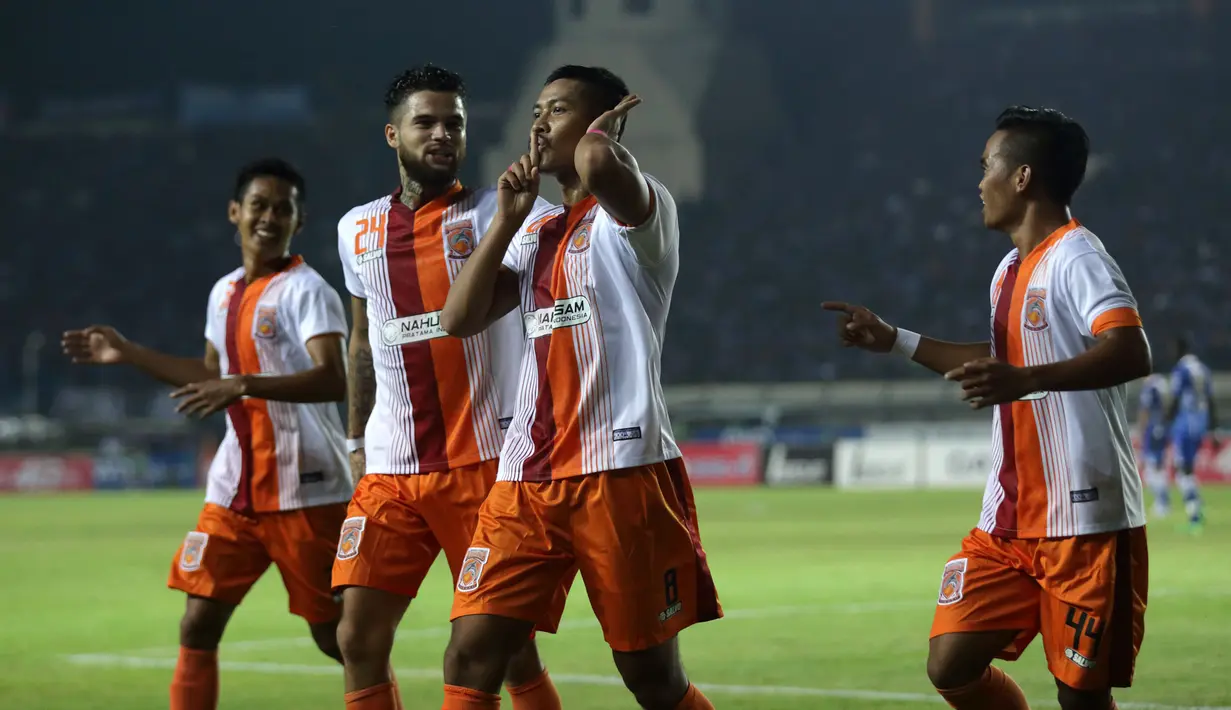 Ekspresi pemain Pusamania Borneo FC, Jajang Mulyana, setelah mencetak gol dalam laga leg kedua perempatfinal Piala Presiden 2015 di Stadion Si Jalak Harupat, Bandung, Sabtu (26/9/2015). (Bola.com/Arief Bagus)