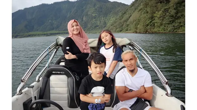 7 Momen Liburan Okie Agustina Bersama Keluarga Ke Bali