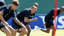 Penyerang Inggris, Harry Kane bersama rekan-rekannya saat mengikuti latihan di Zelenogorsk dekat St. Petersburg, Rusia, (27/6). Inggris akan bertanding melawan Belgia pada grup G Piala Dunia 2018. (AP Photo/Dmitri Lovetsky)