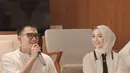 Sebelum berangkat, Citra Kirana dan Rezky Aditya menggelar pengajian terlebih dahulu. Saat momen tersebut, keduanya kompak mengenakan baju serba putih. [@thereal_rezkyadhitya]