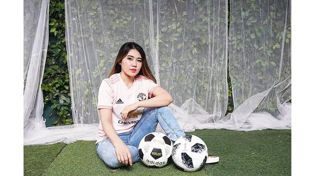 6 Potret Via Vallen Pakai Jersey Manchester United, Makin Cantik Saja