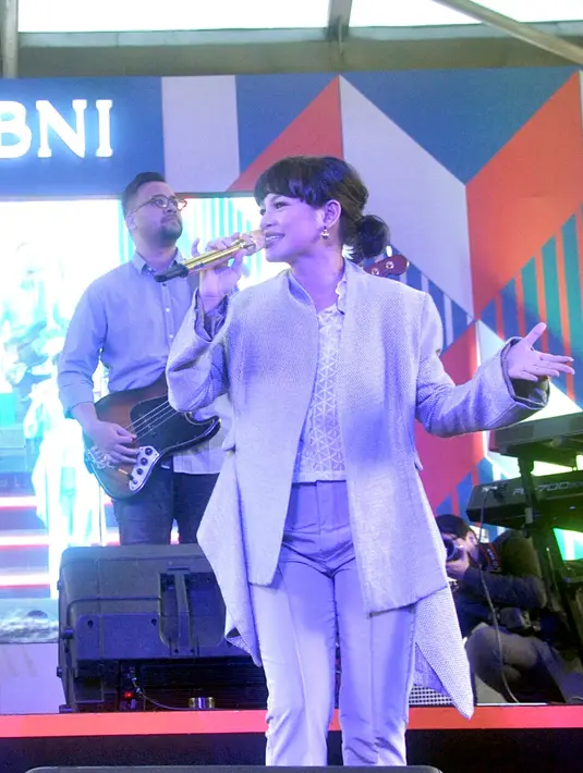 Andien mulai mengenalkan putranya sejak beberapa hari belakangan ini. Sebelumnya, buah hatinya juga diajak ke TPS saat Pilkada 2017. Selain itu juga sering kali diajak jalan-jalan dengan mobil. (Galih W. Satria/Bintang.com)