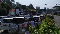Wisatawan yang terjebak kemacetan di jalur Puncak, Bogor, Sabtu (8/6/2019) pagi. (Liputan6.com/Achmad Sudarno)
